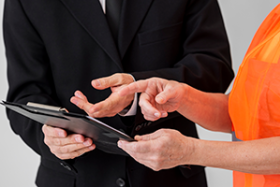 بررسی مرسولات توسط همکاران حراست