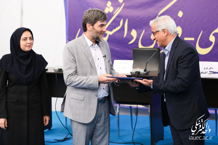 نشست خبری از آموزش مجازی تا دانشگاه هوشمند، همزمان با برگزاری سی و سومین دوره نمایشگاه بین المللی کتاب تهران، در سرای علمی- فرهنگی دانشگاهی این نمایشگاه برگزار شد.