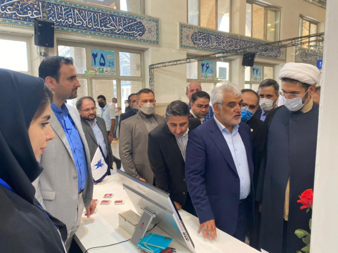 بازدید مسئول نهاد نمایندگی مقام معظم رهبری در دانشگاه ها از غرفه واحد الکترونیکی